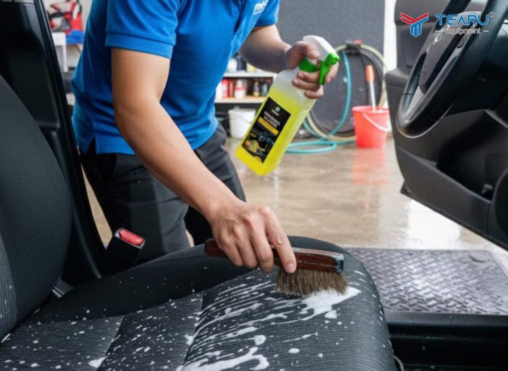Quy Trình Vệ Sinh Nội Thất Ô Tô Chuẩn Garage Chuyên Nghiệp 2 Universal Cleaner có độ pH trung tính, giúp làm sạch mà không gây khô, nứt da.