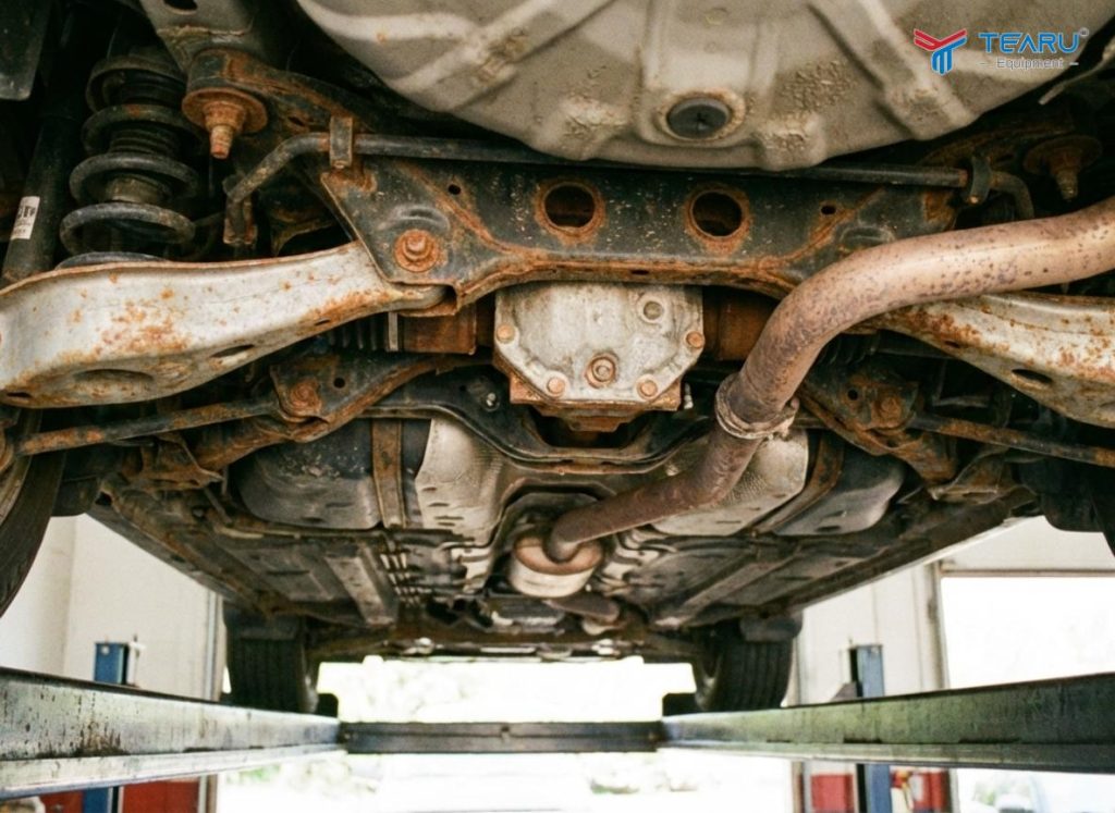 Nguồn Nước Rửa Xe Không Đạt Chuẩn Gây Hại Gì Cho Xe? 3 Rửa xe bằng nước không đảm bảo chất lượng thời gian dài gây rỉ sét các bộ phận trên xe