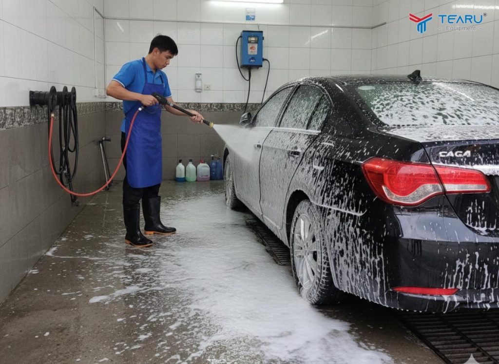 Quy Trình Rửa Xe Không Chạm Chuẩn Nhất Hiện Nay – Nhiều Tiệm Đang Làm Sai 2 Sai lầm khi rửa xe không chạm là xịt nước trước khi phun bọt khiến bọt bị loãng không hiệu quả