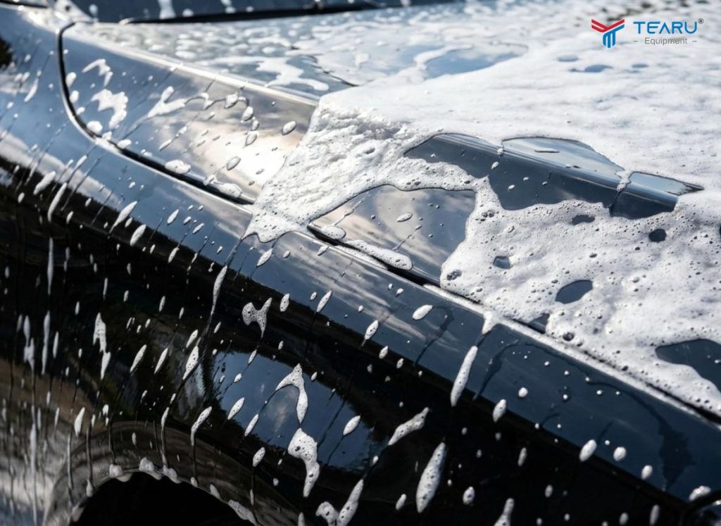 Kinh Nghiệm Chọn Nước Rửa Xe Không Chạm Giúp Sơn Xe Bóng Đẹp, Ít Bám Bụi 2 Dung dịch không chạm bám trên bề mặt và kéo theo chất bẩn