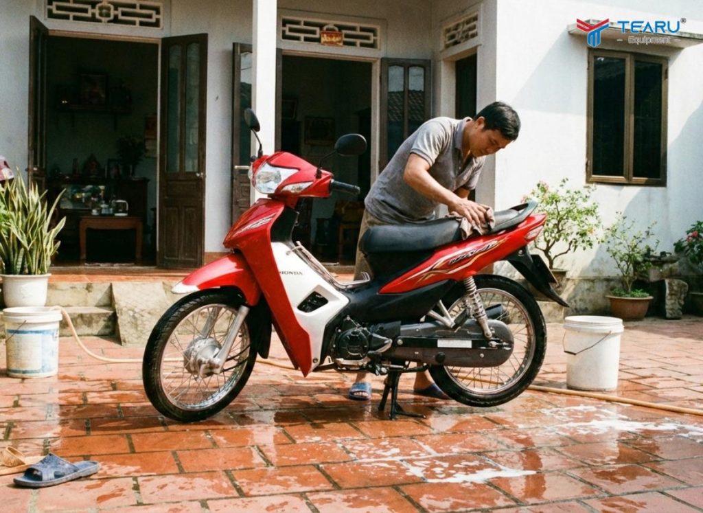 Cách Chăm Sóc Dàn Áo Xe Máy Để Giữ Màu Lâu Phai – Bí Quyết Ai Cũng Nên Biết 2 Chà rửa bằng khăn cứng, bàn chải thô làm bề mặt sơn xe bị xước