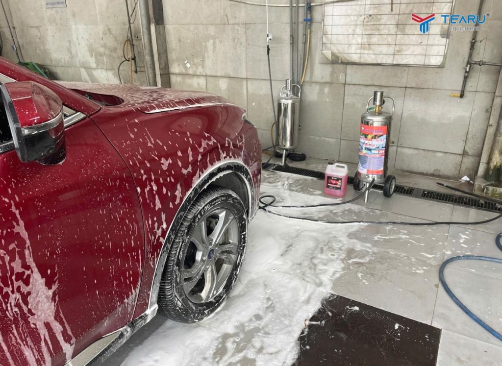 Sai Lầm Khi Pha Dung Dịch Rửa Xe Vào Bình Bọt Tuyết Inox 30L 2 Cần pha dung dịch đúng tỉ lệ của nhà sản xuất để đạt hiệu quả tốt nhất khi rửa xe bọt tuyết