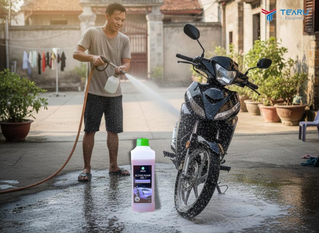 Cách Chọn Dung Dịch Rửa Xe Máy Tại Nhà Tiết Kiệm Mà Vẫn Sạch Bóng 2 Chọn dung dịch có khả năng làm sạch nhanh, an toàn, tiết kiệm