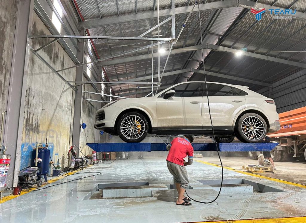 7 Lợi Ích Khi Lắp Cầu Nâng 1 Trụ Cho Tiệm Rửa Xe Bạn Không Nên Bỏ Qua 3 Giúp nhân viên rửa xe đỡ tốn sức hơn