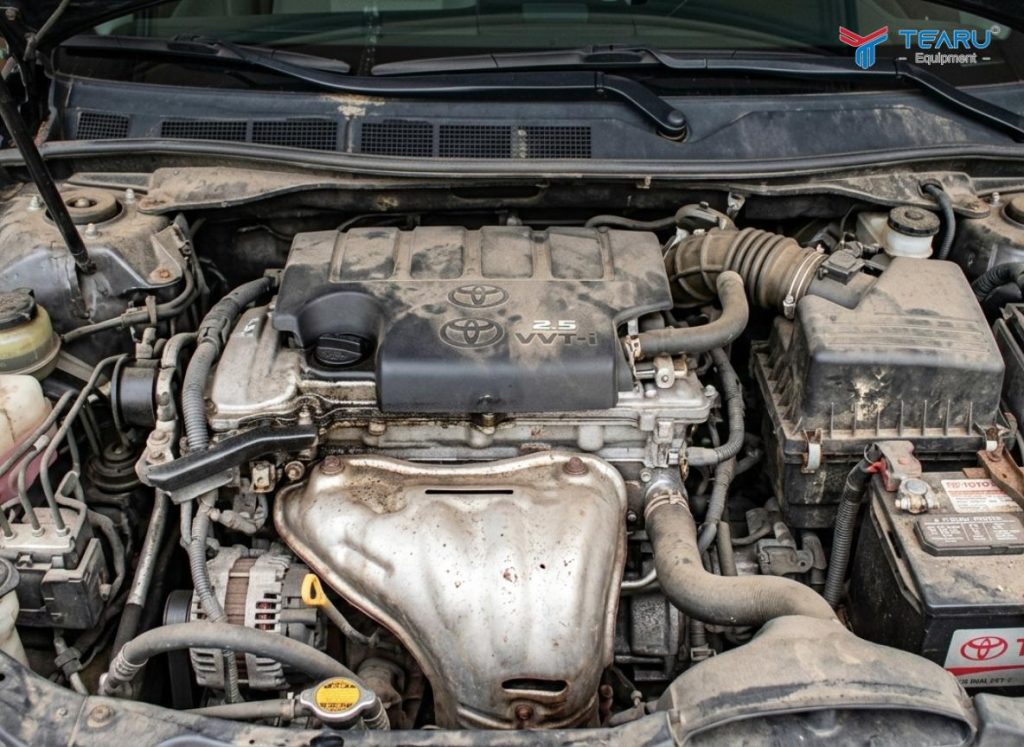 Những Vị Trí Khó Rửa Nhất Trên Một Chiếc Xe Và Cách Làm Sạch Hiệu Quả 4 Khoang máy là vị trí nhạy cảm nên cần được vệ sinh đúng cách