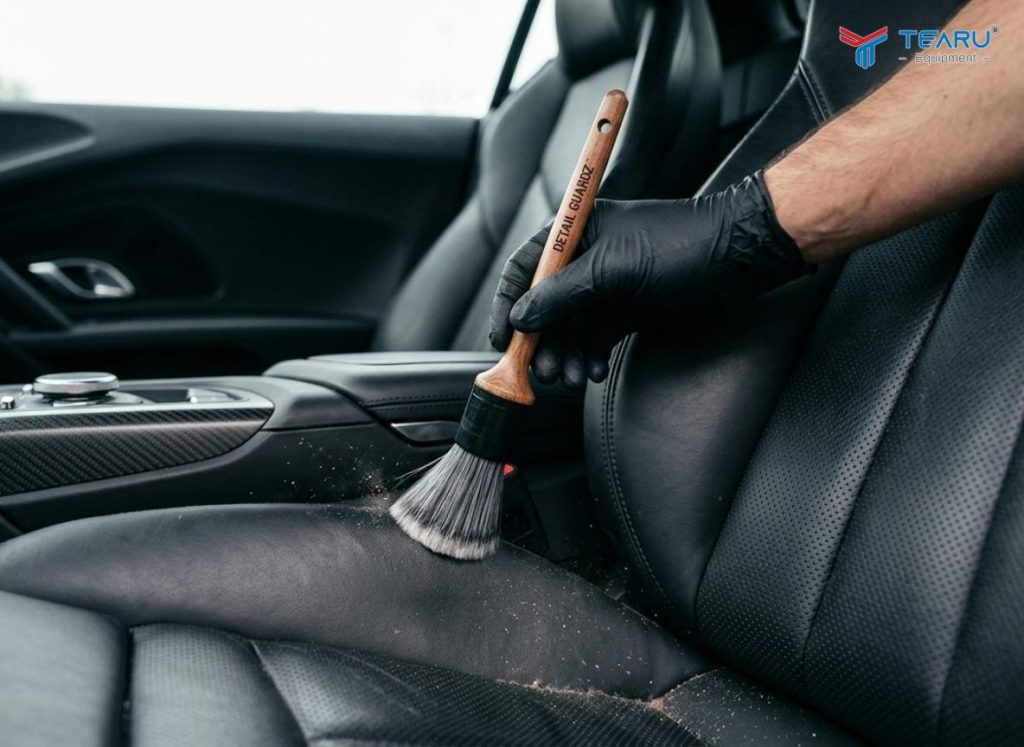 Những Vị Trí Khó Rửa Nhất Trên Một Chiếc Xe Và Cách Làm Sạch Hiệu Quả 5 Sử dụng cọ mềm để vệ sinh các khe bám bụi trên ghế