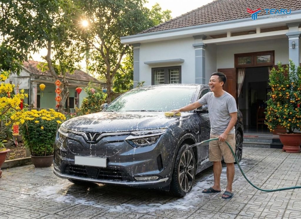 Kinh Nghiệm Chăm Sóc Xe Ô Tô Tại Nhà Dịp Tết Giúp Chủ Xe Tiết Kiệm Đáng Kể 2 Nên dùng nước rửa xe chuyên dụng để rửa xe giúp bảo vệ bề mặt sơn