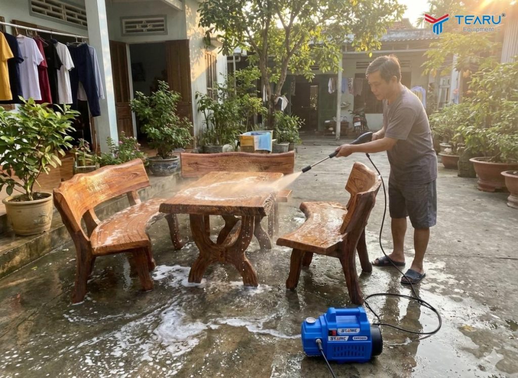 Ứng Dụng Máy Rửa Xe Mini Xịt Rửa Dọn Nhà Dịp Tết Tiện Lợi, Tiết Kiệm Thời Gian 3 Máy rửa xe mini ứng dụng rộng rãi trong dọn dẹp vệ sinh nhà cửa dịp tết