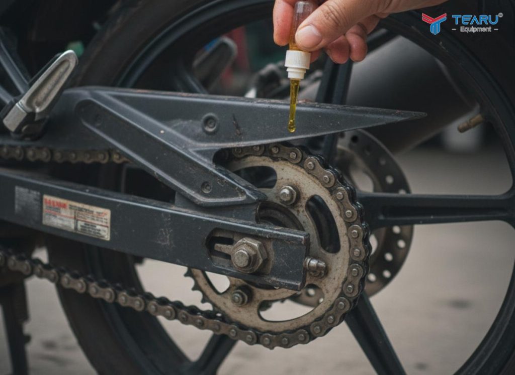 Những Bộ Phận Cần Kiểm Tra Trên Xe Máy Khi Đi Đường Dài Dịp Tết? 4 Cần Tra dầu xích trước khi đi xa