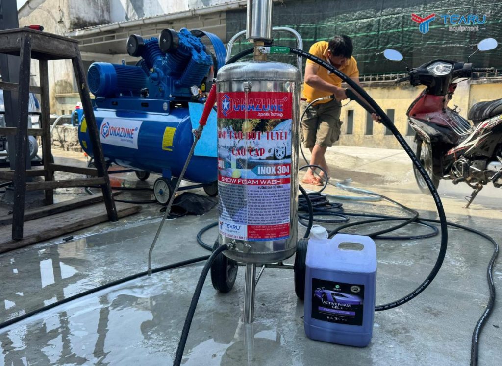 Tiệm Rửa Xe Dịp Tết Nên Đầu Tư Thêm Thiết Bị Gì Để Tăng Năng Suất? 4 Bình bọt tuyết okazune với khả năng tạo bọt dày, mịn, tiết kiệm dung dịch, rửa xe nhanh hơn trong dịp tết đông khách