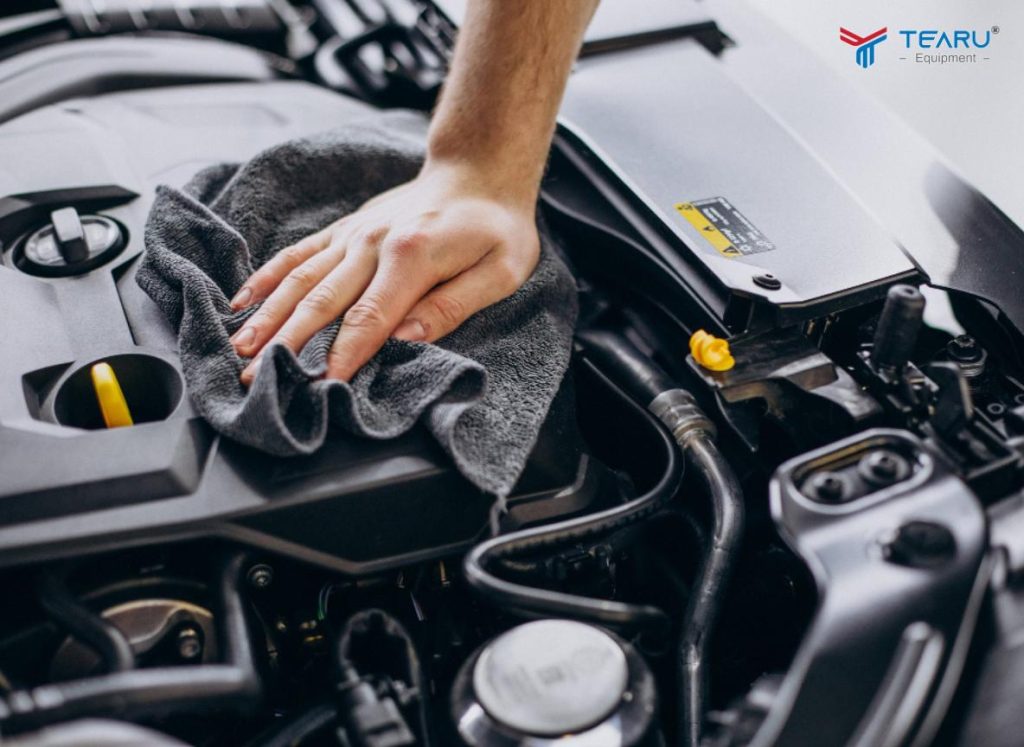 Những Sai Lầm Thường Gặp Khi Vệ Sinh Khoang Máy Xe Điện Khiến Xe Nhanh Hỏng 3 Lau sạch và xì khô nước đọng trên khoang máy sau khi vệ sinh