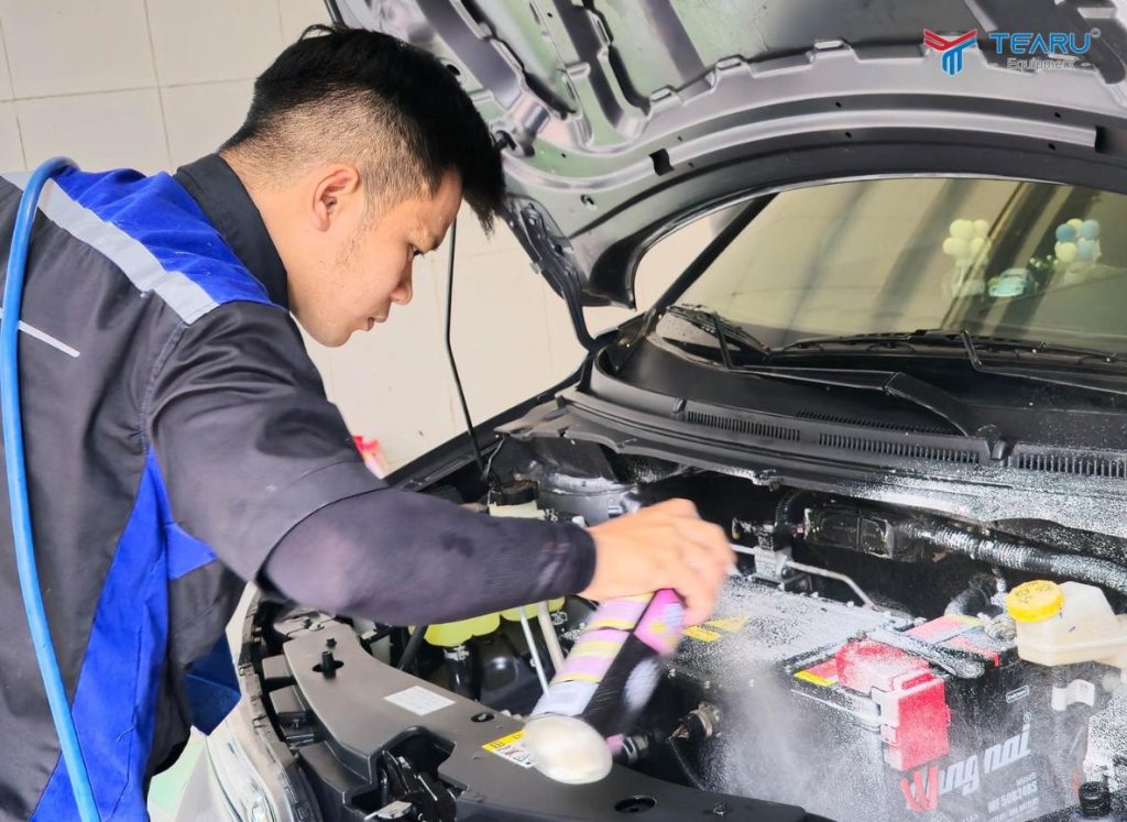 Những Sai Lầm Thường Gặp Khi Vệ Sinh Khoang Máy Xe Điện Khiến Xe Nhanh Hỏng 4 Cần đến các tiệm rửa xe chuyên nghiệp để vệ sinh khoang máy xe điện giảm rủi ro