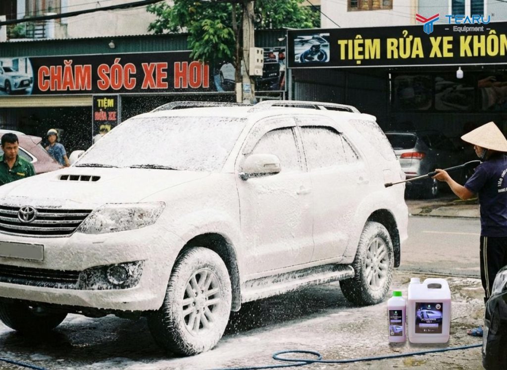 Rửa Xe Không Chạm Có Thực Sự Lợi Nhuận Cao Như Lời Đồn? 4 Cần xịt trực tiếp dung dịch đã pha lên xe lúc đang khô để đạt hiệu quả
