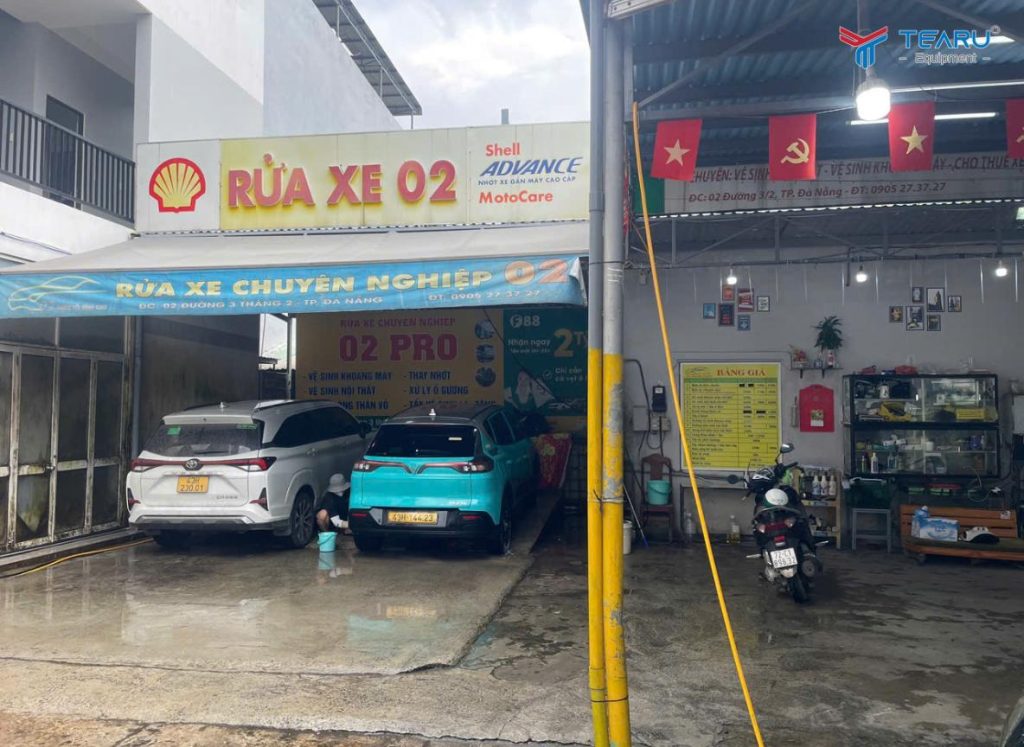 Mặt Bằng Nhỏ Có Mở Tiệm Rửa Xe Được Không? Giải Pháp Tối Ưu Diện Tích 3 Tận dụng không gian xưởng để treo dụng cụ lên tường