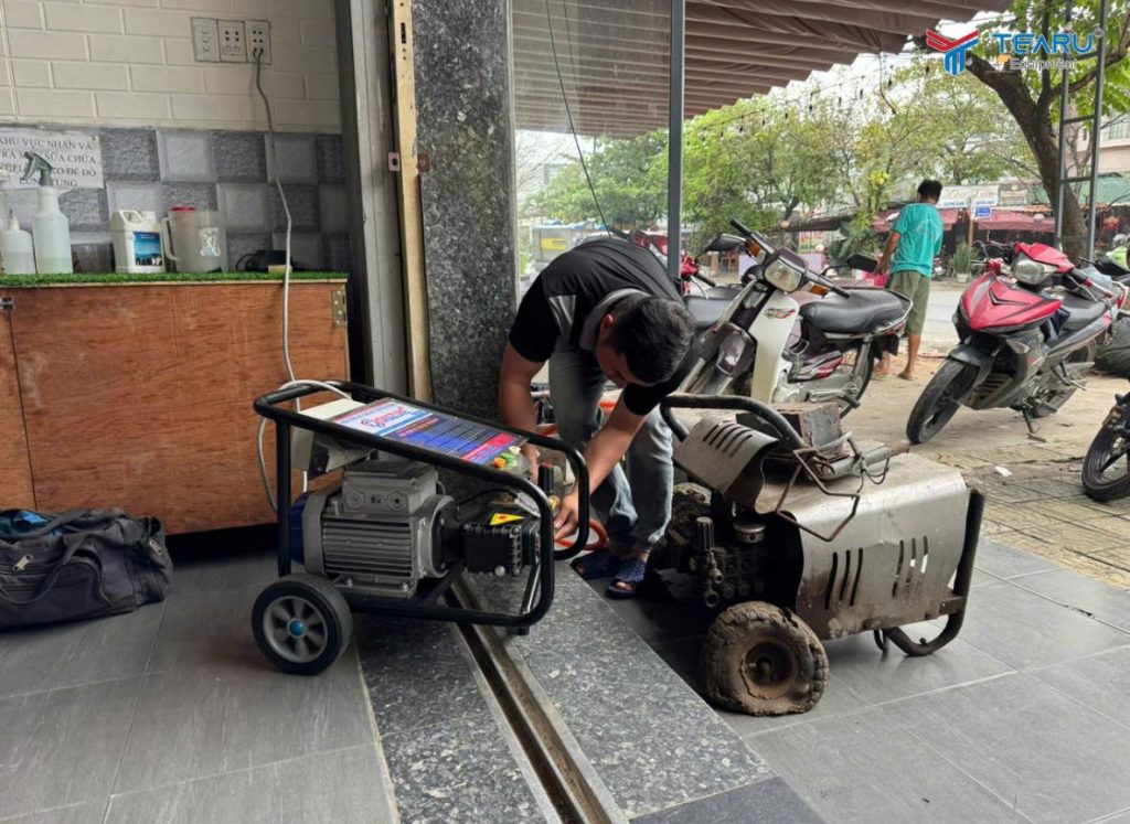 Những Lưu Ý Quan Trọng Khi Dùng Máy Rửa Xe Cao Áp Để Tránh Hỏng Máy 3 Thường xuyên kiểm tra đầu bơm máy rửa xe cao áp