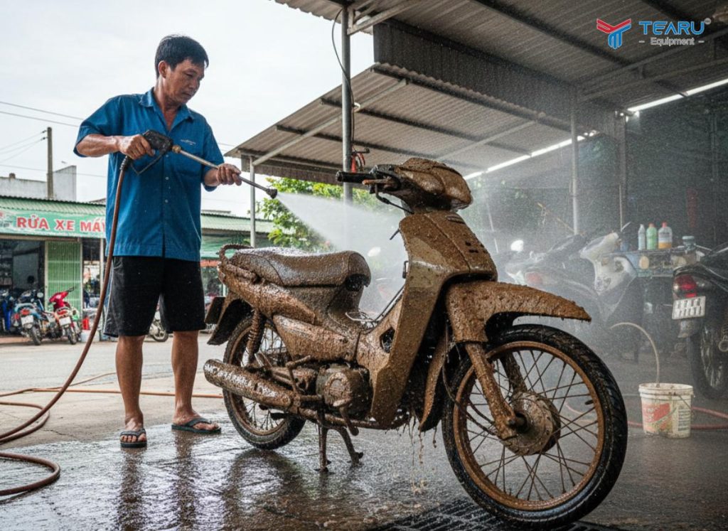 Những Trường Hợp Không Nên Áp Dụng Rửa Xe Không Chạm 2 Xe dính quá nhiều bùn đất cần xịt áp lực cao để trôi bớt