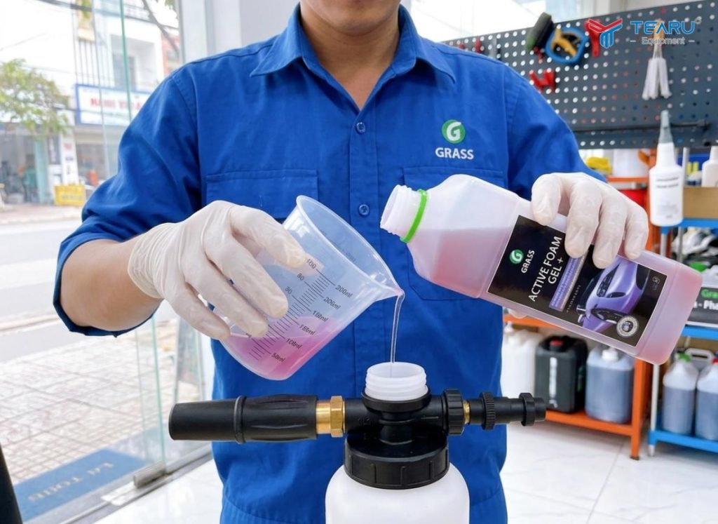 Hướng Dẫn Làm Sạch Gầm Xe Ô Tô Đúng Cách Giúp Xe Bền Bỉ Hơn 4 Dung dịch rửa xe không chạm Active foam gel+ giúp loại bỏ nhanh bùn đất, dầu mỡ và các vết bẩn cứng đầu