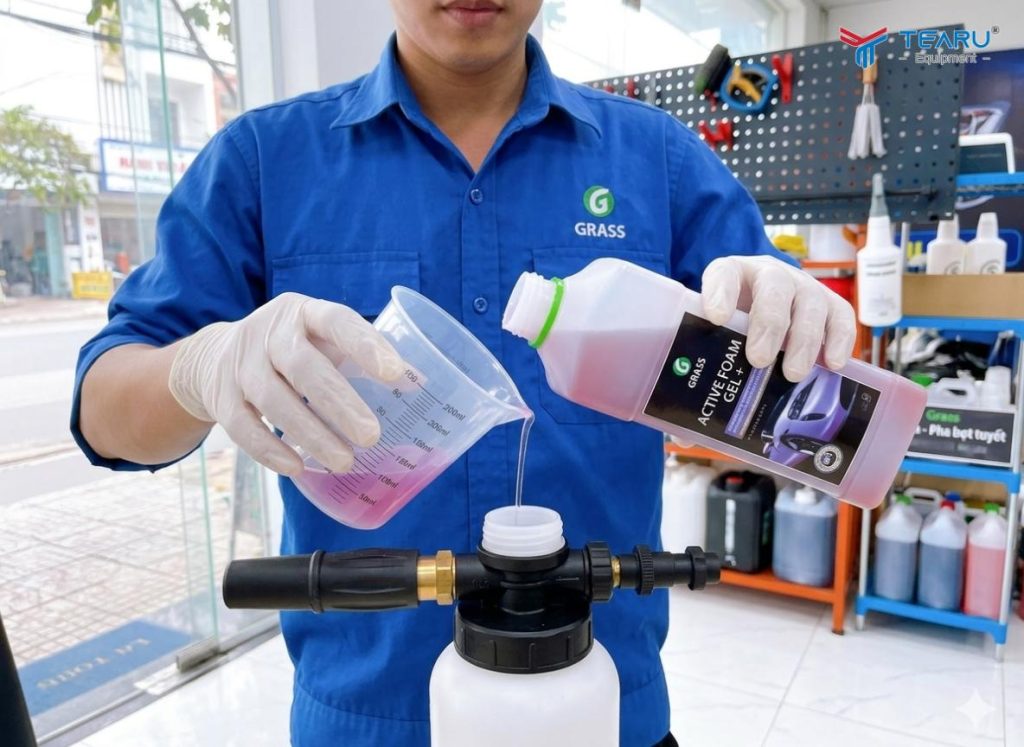 Các Loại Dung Dịch Thường Dùng Trong Tiệm Rửa Xe Hiện Nay 2 Dung dịch rửa xe không chạm Gel+ giúp làm sạch vết bẩn mà không cần chà cọ, tiết kiệm thời gian