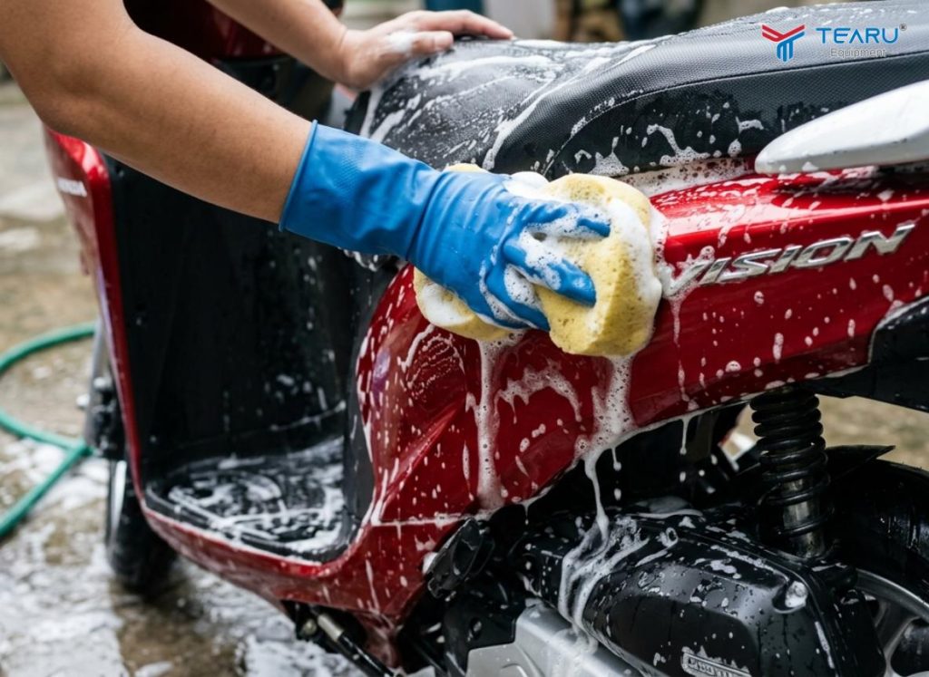 Cách Làm Sạch Xe Máy Sau Khi Đi Biển Hoặc Vùng Nhiều Muối 5 Không dùng dung dịch tẩy rửa mạnh, không rõ nguồn gốc khi rửa xe