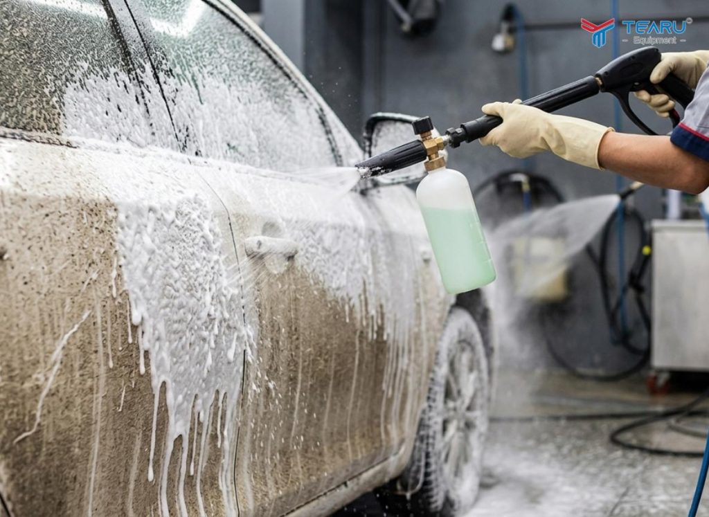 Rửa Xe Thường Xuyên Có Tốt Cho Xe Không? Sự Thật Bạn Nên Biết 2 Rửa xe thường xuyên không làm hại sơn xe nếu bạn dùng dung dịch rửa xe chuyên dụng và pha đúng tỉ lệ