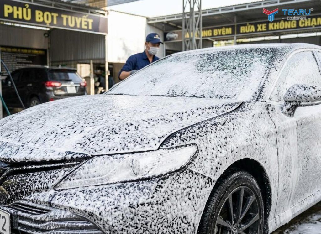 Ưu Điểm Của Phương Pháp Rửa Xe Không Cần Lau Chạm Bề Mặt 2 Ưu điểm của rửa xe không chạm là hạn chế làm trầy xước bề mặt sơn