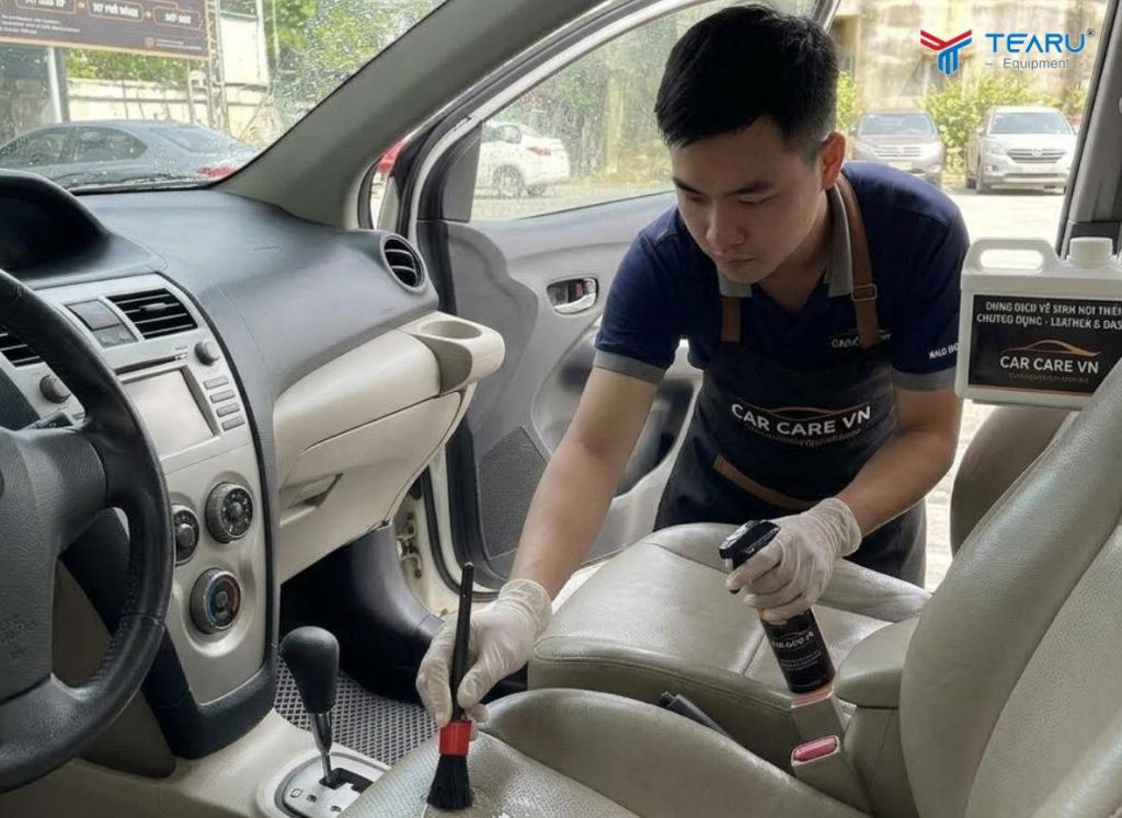 Những Tác Hại Khi Lâu Ngày Không Rửa Xe Bạn Nên Biết 3 Nội thất cũng cần được vệ sinh thường xuyên để tránh ấm mốc