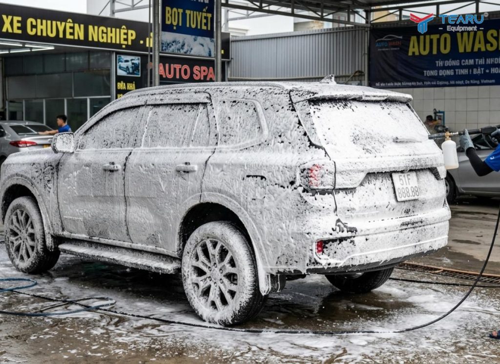 Cách Bảo Vệ Lớp Sơn Xe Trước Tác Động Của Thời Tiết Hiệu Quả Và Bền Lâu 2 Rửa xe bằng dung dịch chuyên dụng giúp bảo vệ lớp sơn xe của bạn