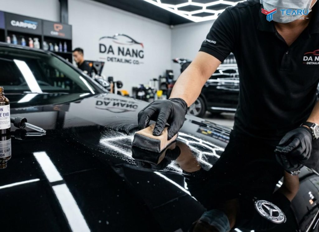 Cách Bảo Vệ Lớp Sơn Xe Trước Tác Động Của Thời Tiết Hiệu Quả Và Bền Lâu 4 Phủ Ceramic là công nghệ bảo vệ sơn hiện đại được nhiều chủ xe lựa chọn.