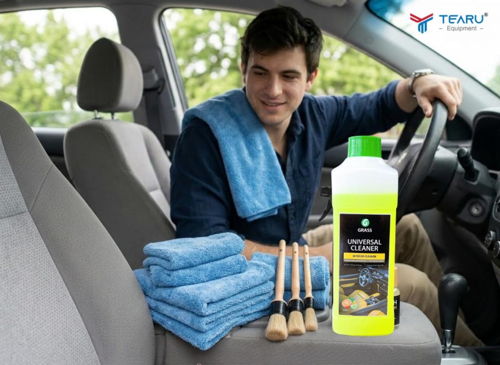 Tự Vệ Sinh Trần Xe Ô Tô Tại Nhà Có Khó Không? Hướng Dẫn Chi Tiết 2 Trước khi vệ sinh trần xe cần chuẩn bị đầy đủ dụng cụ đặc biệt là dung dịch chuyên dụng