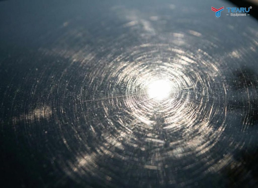 Những Sai Lầm Khi Lau Xe Sau Khi Rửa Gây Trầy Sơn 4 Lau xe theo hình tròn là nguyên nhân gây ra xước xoáy trên bề mặt sơn