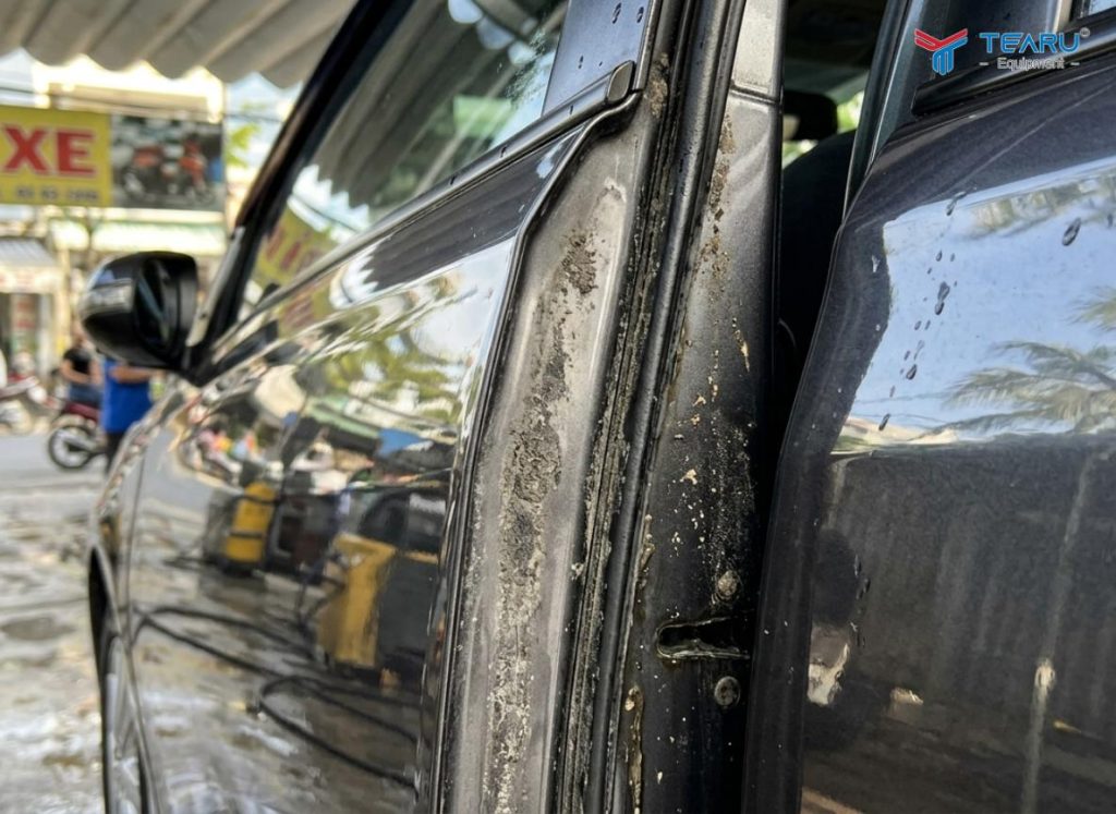 Những Lỗi Kỹ Thuật Nhân Viên Rửa Xe Thường Mắc Phải 5 Các chi tiết nhỏ như khe cửa không được vệ sinh làm sạch là một trong những lỗi hay gặp phải khi rửa xe