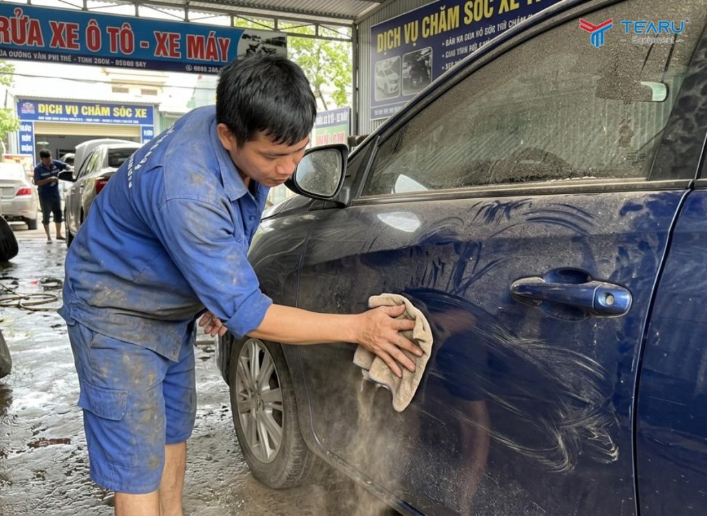 Những Lỗi Kỹ Thuật Nhân Viên Rửa Xe Thường Mắc Phải 2 Không xịt bụi bẩn trước khi rửa là sai lầm nghiêm trọng khi rửa xe khiến bề mặt bị xước