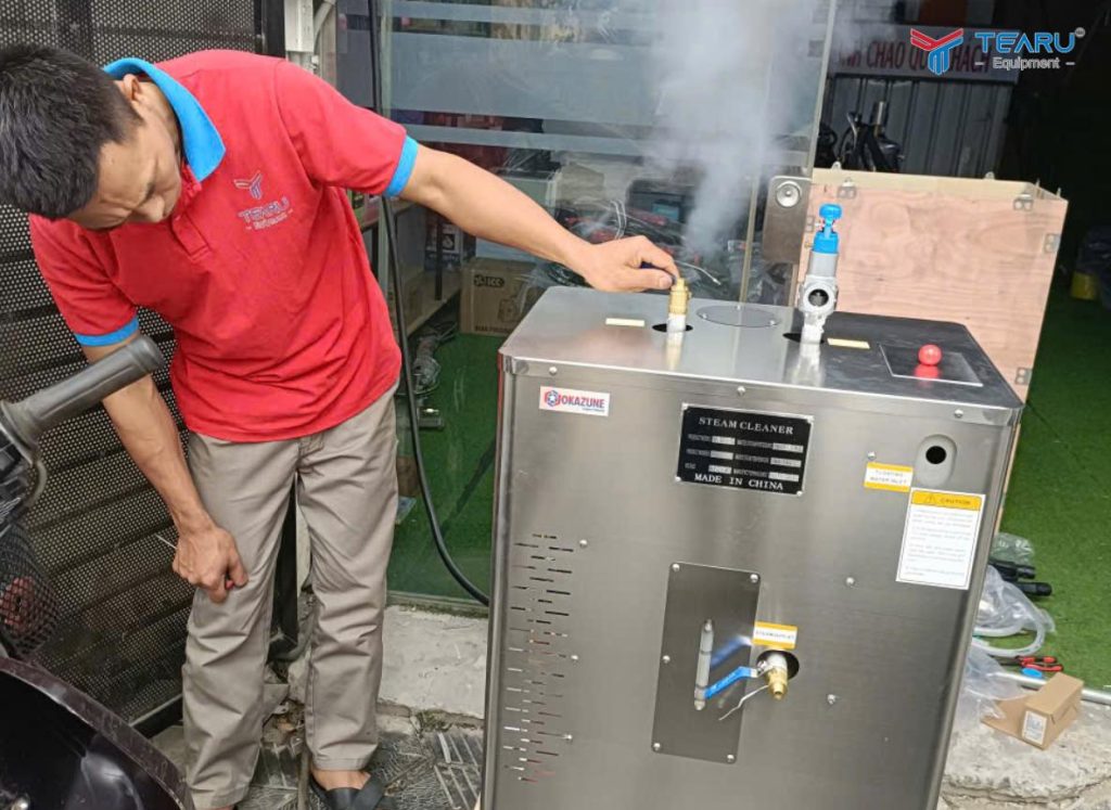 Nên Vệ Sinh Khoang Máy Bằng Hơi Nước Nóng Hay Hóa Chất Để An Toàn Cho Xe? 2 Đầu tư máy rửa xe hơi nước nóng giá thành cao hơn nhưng hiệu quả an toàn và chuyên nghiệp hơn cho tiệm rửa xe