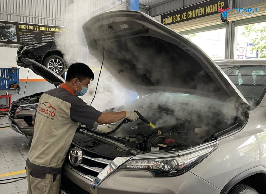 Nên Vệ Sinh Khoang Máy Bằng Hơi Nước Nóng Hay Hóa Chất Để An Toàn Cho Xe? 4 Khi vệ sinh khoang máy cần che chắn các giác cắm và linh kiện điện tử