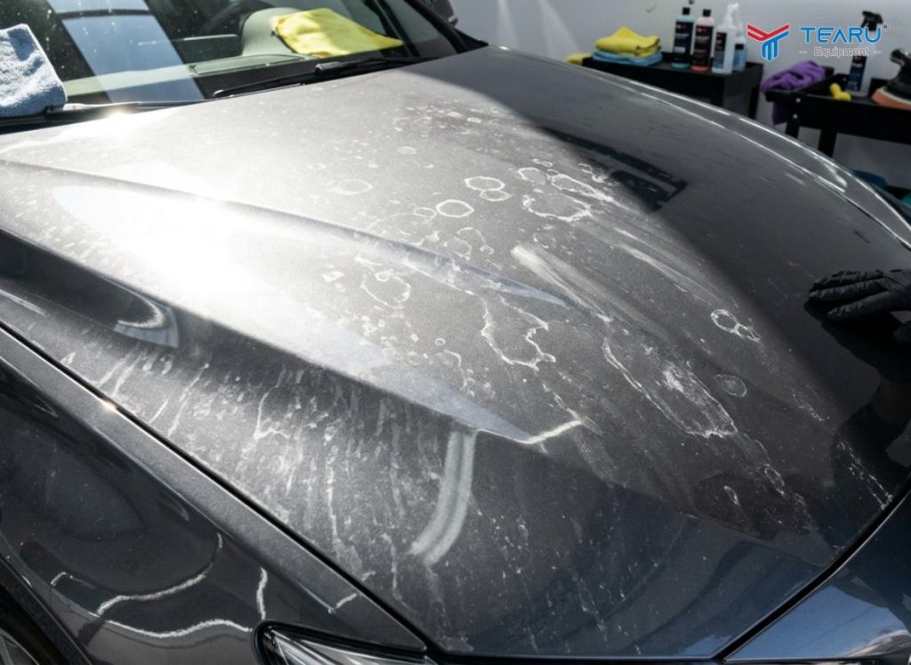 Những Dấu Hiệu Xe Cần Rửa Ngay Nếu Không Muốn Hư Sơn 3 Xe xuất hiện các vết loang và mất đi độ bóng cần phải rửa xe ngay