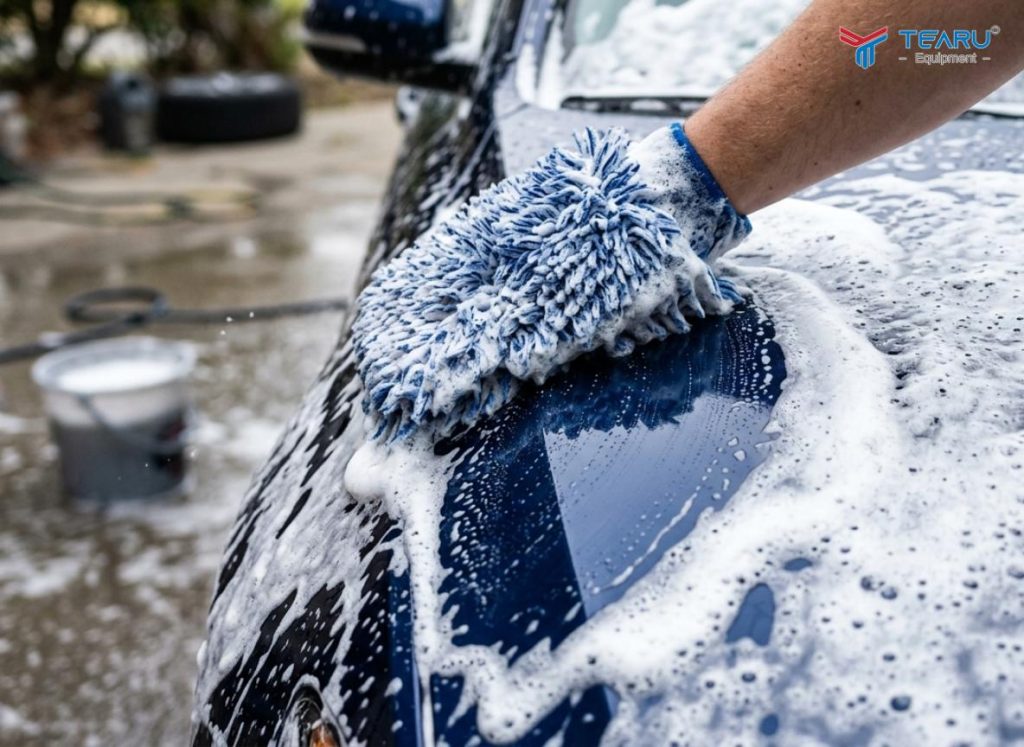 Cách Vệ Sinh Ngoại Thất Ô Tô Đậu Ngoài Trời Lâu Ngày Không Bị Hư Sơn 3 Rửa xe bằng găng tay chuyên dụng để tránh làm xước bề mặt sơn xe