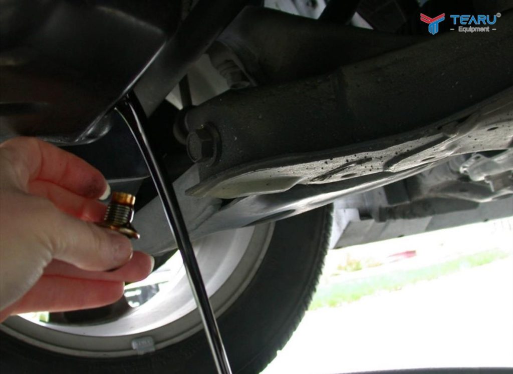 Thay Dầu Xe Ô Tô Bằng Máy Hút Nhớt Hay Xả Đáy? Nên Chọn Cách Nào Tốt Nhất? 2 Thay nhớt bằng phương pháp xả đáy cống công và cần phải nâng xe ô tô lên