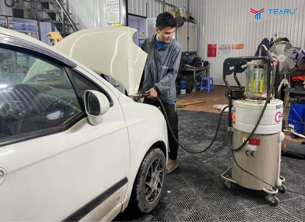 Thay Dầu Xe Ô Tô Bằng Máy Hút Nhớt Hay Xả Đáy? Nên Chọn Cách Nào Tốt Nhất? 5 Hiện nay các Garage chuyên nghiệp chuyển đổi sang hút nhớt bằng máy để đảm bảo quy trình nhanh - gọn - sạch