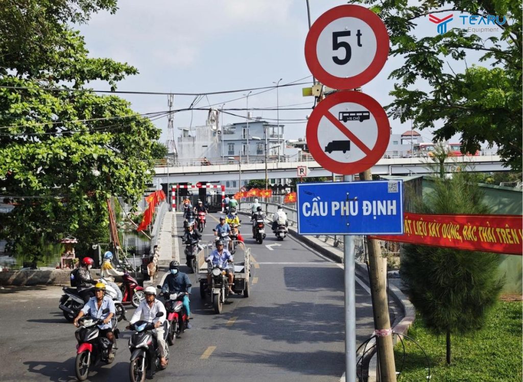 Xe Bán Tải Và Luật Giao Thông Nội Đô: Những Lỗi Phổ Biến Cần Tránh (Cập Nhật Mới Nhất 2026) 2 Xe ô tô tải pickup cần tuân thủ theo biển báo xe tải