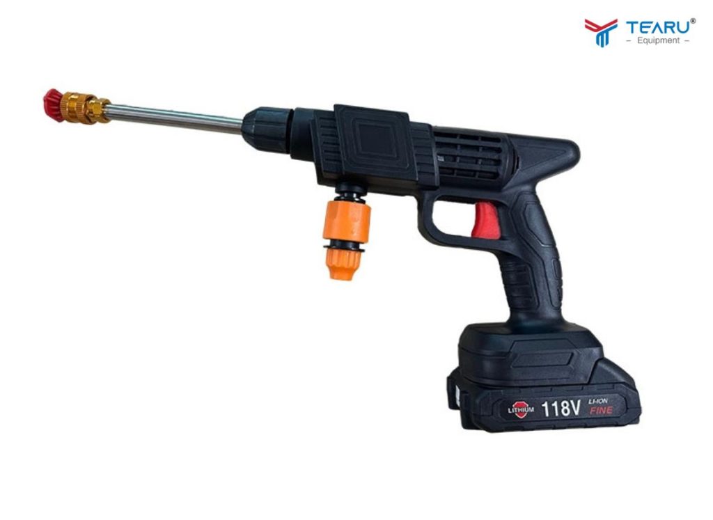 Máy Rửa Xe Bằng Pin Mini Có Đáng Mua? Ưu Nhược Điểm Chi Tiết 2 Máy rửa xe bằng pin yếu hơn sử dụng máy điện