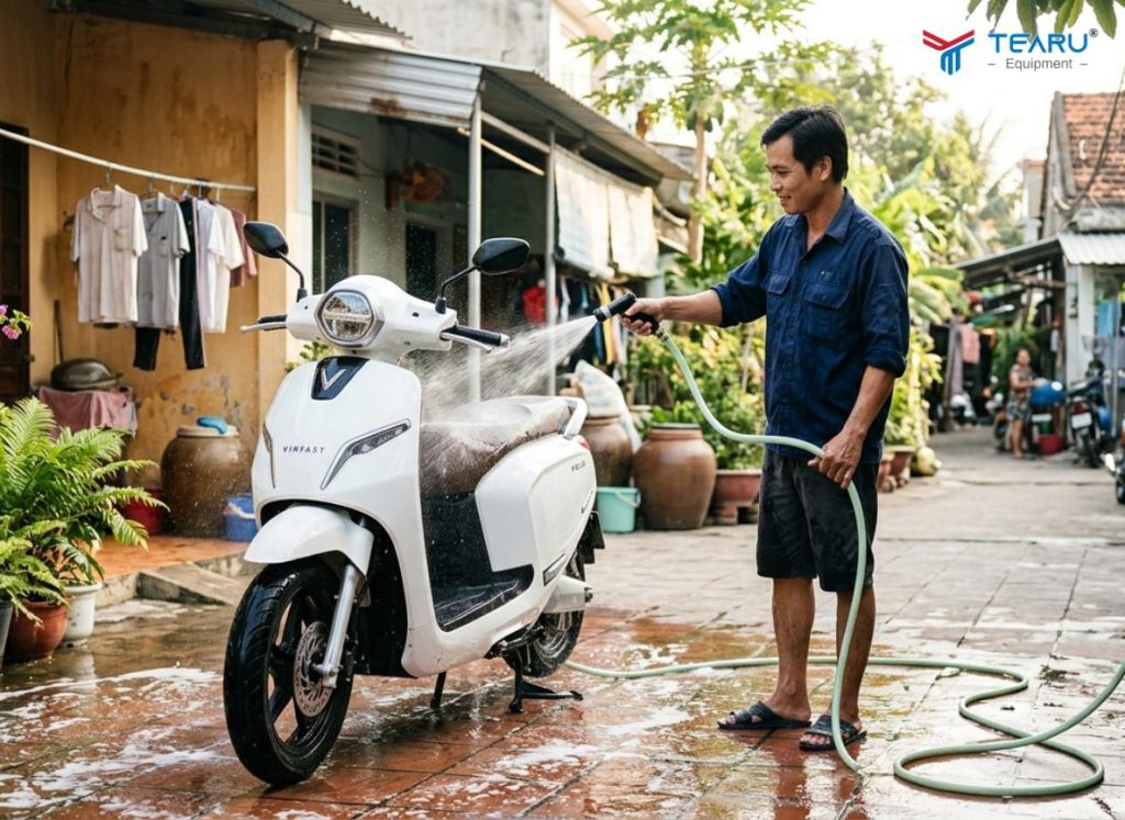 Cách Rửa Xe Máy Điện Đúng Chuẩn Tại Nhà – An Toàn, Không Hư Pin 1 Cách Rửa Xe Máy Điện Đúng Chuẩn Tại Nhà – An Toàn, Không Hư Pin