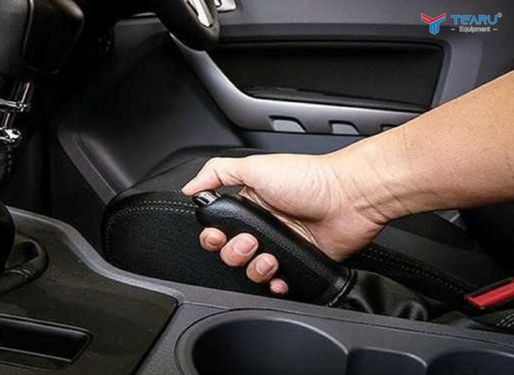 Không Nên Kéo Thắng Tay Khi Dừng Đèn Đỏ: Sai Lầm Nhiều Tài Xế Mắc Phải 1 Không Nên Kéo Thắng Tay Khi Dừng Đèn Đỏ: Sai Lầm Nhiều Tài Xế Mắc Phải