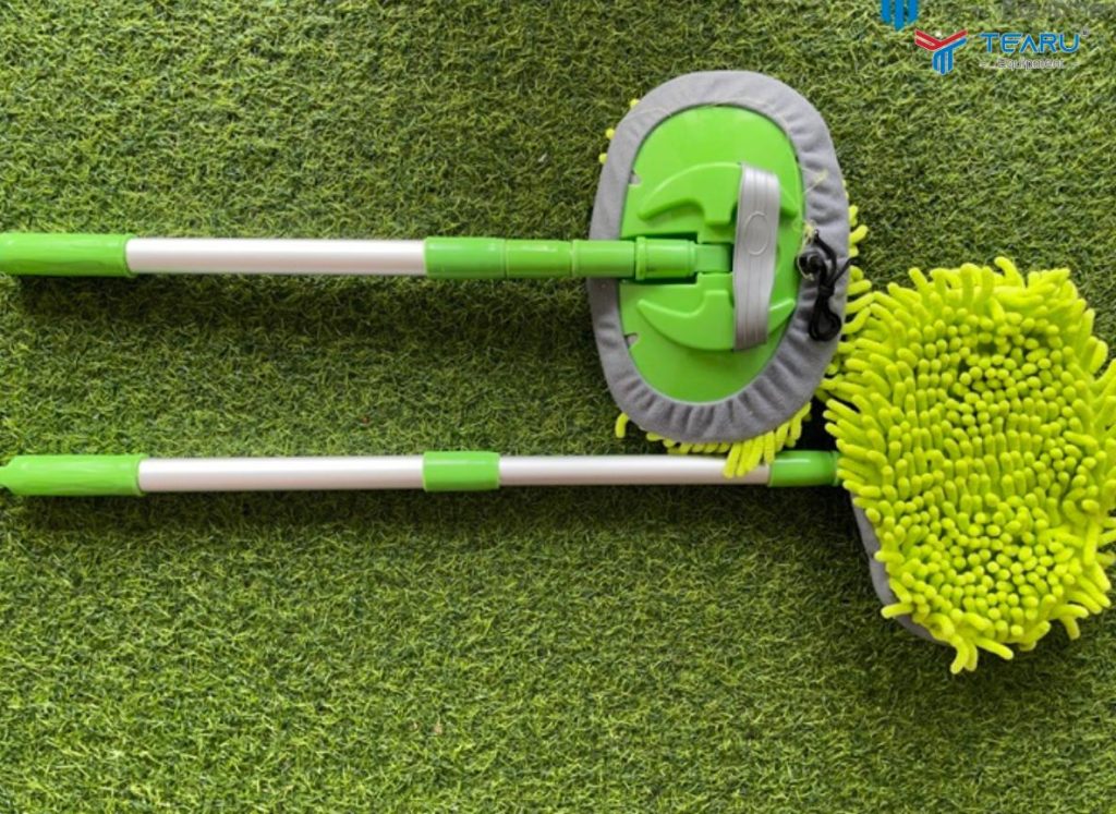 Cách Vệ Sinh Nóc Xe Ô Tô Sạch Bong Mà Không Làm Trầy Xước Sơn 3 Sử dụng chổi lau nóc xe chuyên dụng để rửa sạch hơn những vị trí không với tay đến