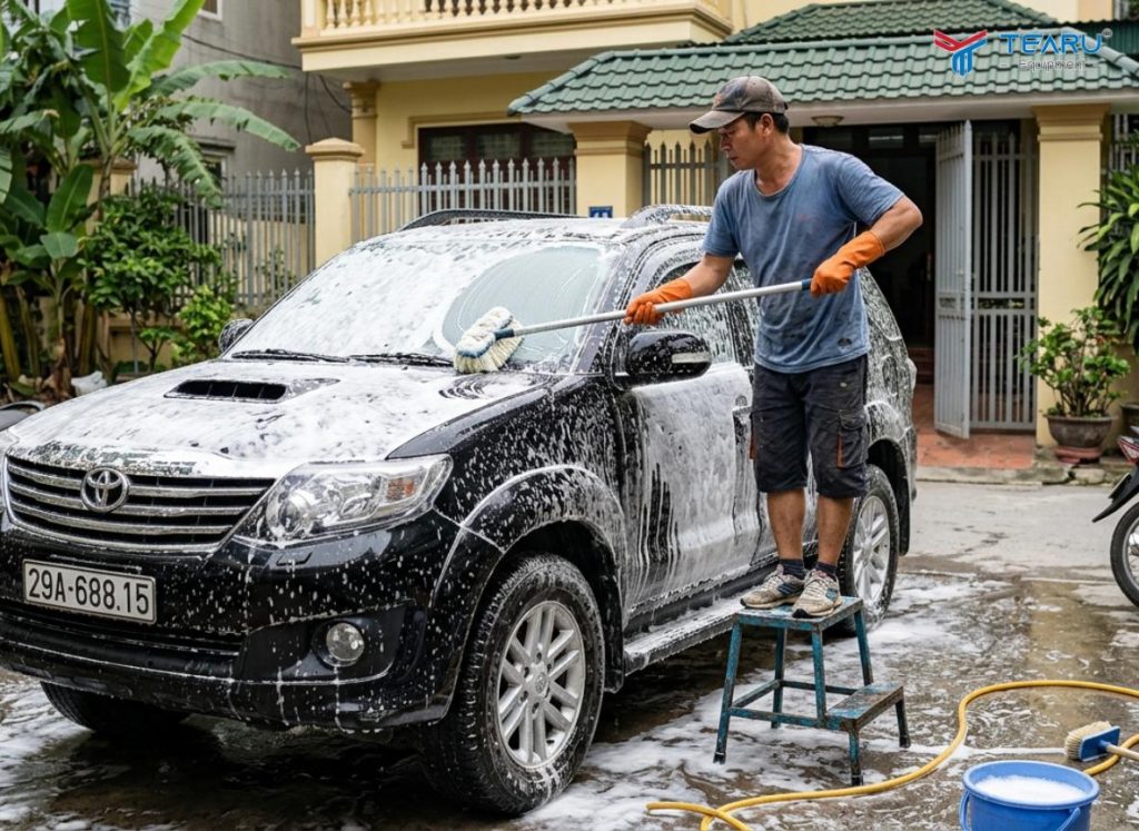 Cách Vệ Sinh Nóc Xe Ô Tô Sạch Bong Mà Không Làm Trầy Xước Sơn 1 Cách Vệ Sinh Nóc Xe Ô Tô Sạch Bong Mà Không Làm Trầy Xước Sơn