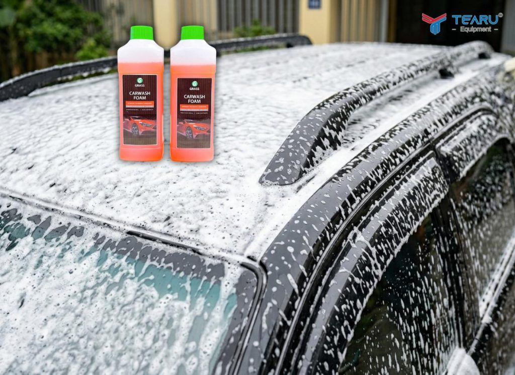Cách Vệ Sinh Nóc Xe Ô Tô Sạch Bong Mà Không Làm Trầy Xước Sơn 2 Sử dụng dung dịch Carwsh Foam chuyên dụng để rửa xe sạch sâu, hiệu quả