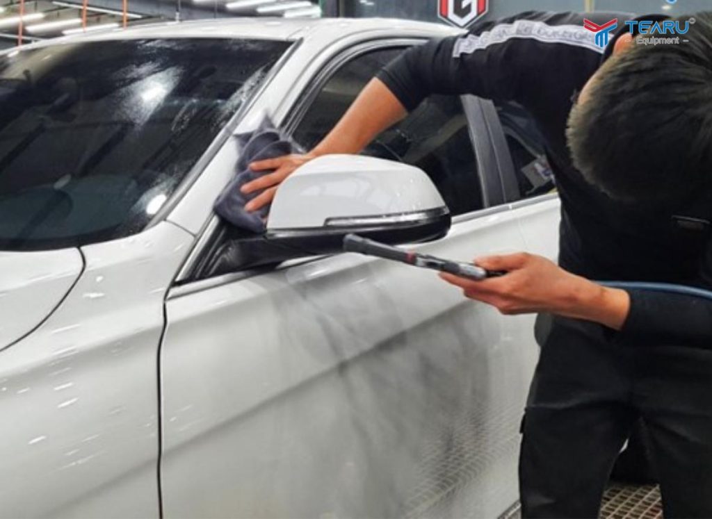 Bí Quyết Làm Khô Xe Nhanh Chóng Không Để Lại Vệt Nước Trên Sơn Xe 4 Làm khô xe đúng cách giúp luôn giữ độ sáng bóng trên bề mặt sơn xe