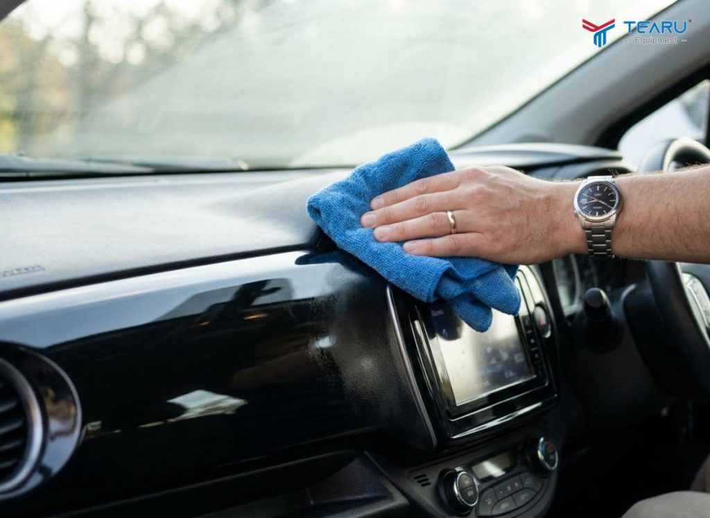 Vệ Sinh Nội Thất Ô Tô Đà Nẵng Tại Nhà: Nhanh, Tiện, Giá Rẻ 2 Vệ sinh nội thất xe bằng dụ cụ chuyên dụng