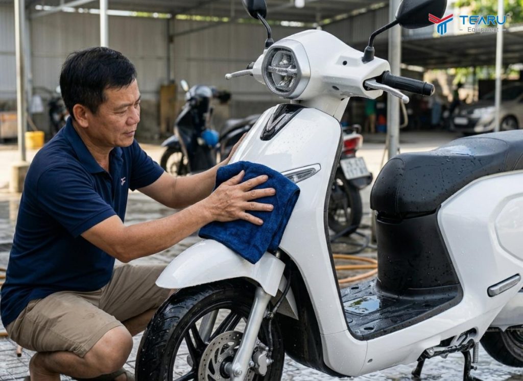 Cách Rửa Xe Máy Điện Đúng Chuẩn Tại Nhà – An Toàn, Không Hư Pin 2 Cần sử dụng khăn mềm lau sạch nước đọng trên xe và các kẽ, giác cắm