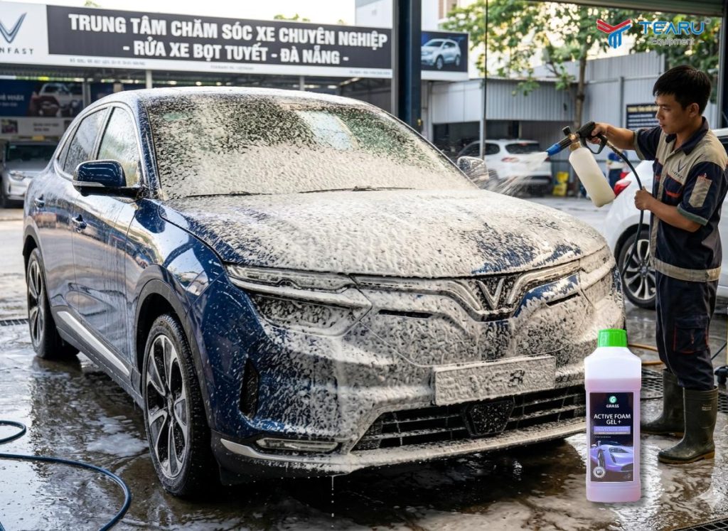 Các Tình Trạng Thường Gặp Khi Rửa Xe Ô Tô Điện Và Cách Xử Lý Chuẩn Kỹ Thuật 3 Dung dịch rửa xe không chạm giúp giảm độ xước trên bề mặt xe điện
