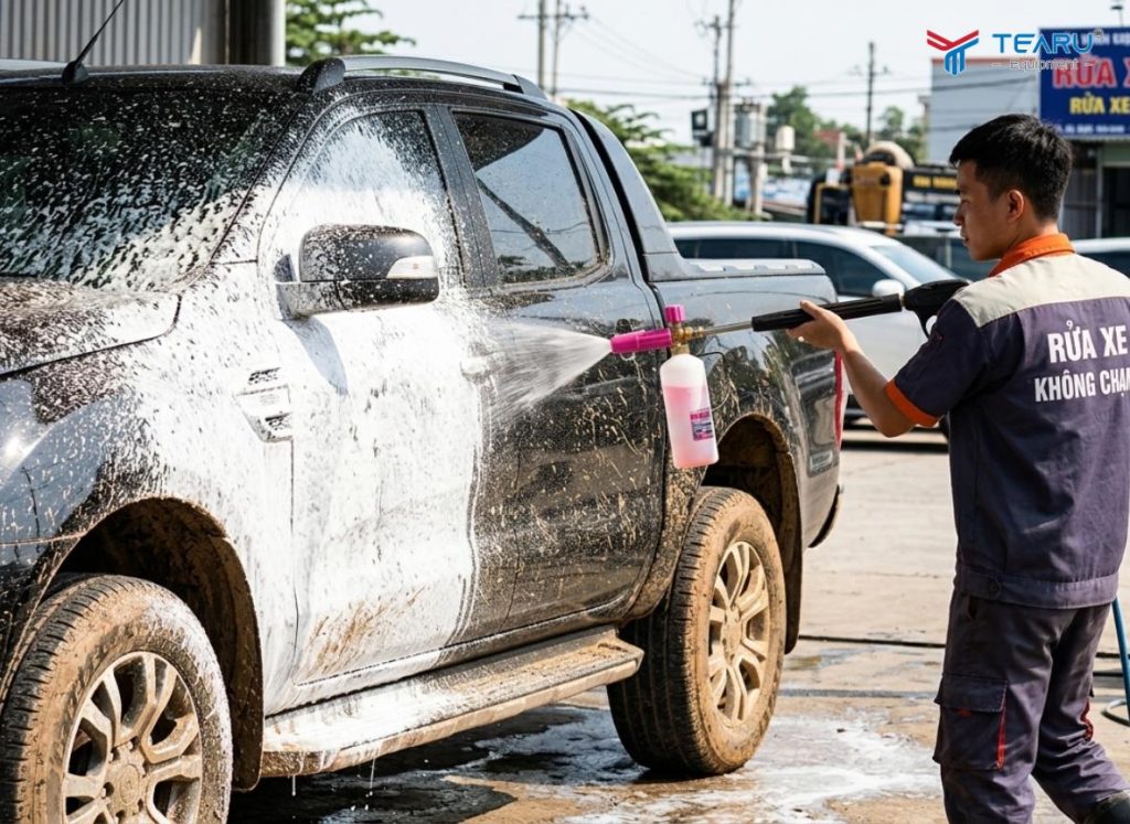 Giải Pháp Rửa Xe Nhanh Gọn Với Bọt Tuyết Rửa Xe Không Chạm 3 Xịt trực tiếp dung dịch lên bề mặt vết bẩn khi xe đang còn khô